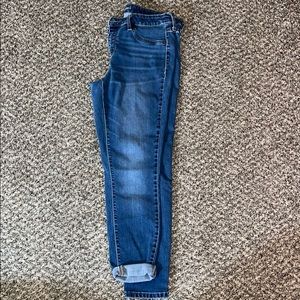Universal thread mid rise jegging